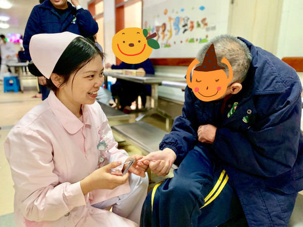 帮不能自理患者修剪指甲-赖绍-一区(一等奖)_meitu_1.jpg