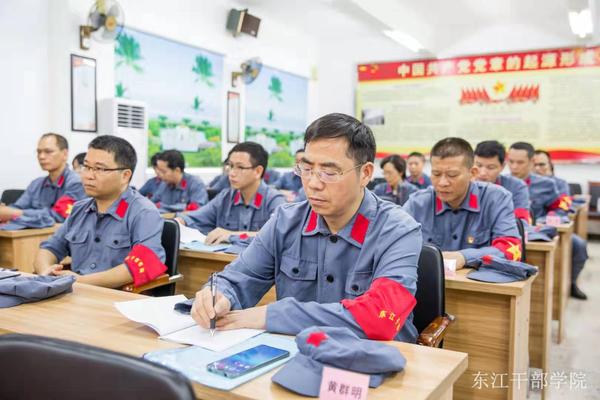 4医院的学员们专心聆听，认真做好笔记，加深了对高潭这段革命历史的历程的意义和内涵的理解.jpg