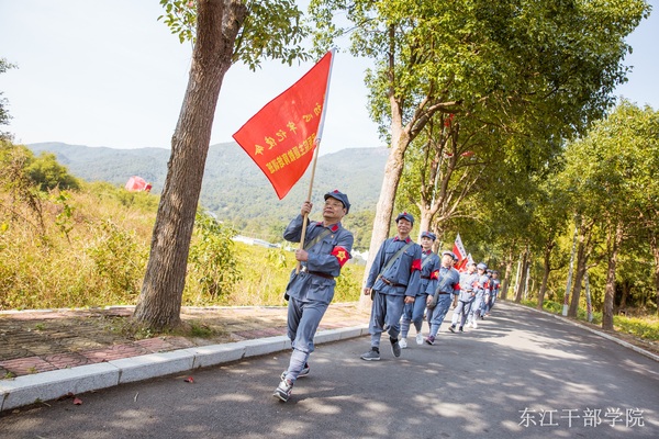 重走红军路席间合影9.jpg